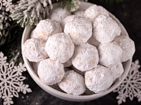 Орехови сладки топчета - таралежки с пудра захар за Коледа - снимка на рецептата